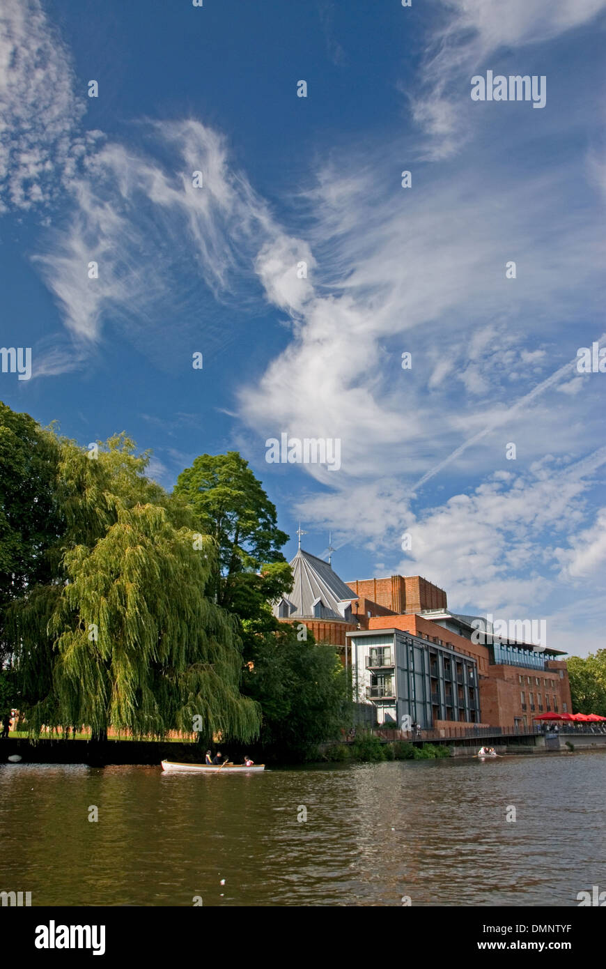 Royal Shakespeare Theatre und Fluss Avon im Herzen von Stratford-upon-Avon, Warwickshire. Stockfoto