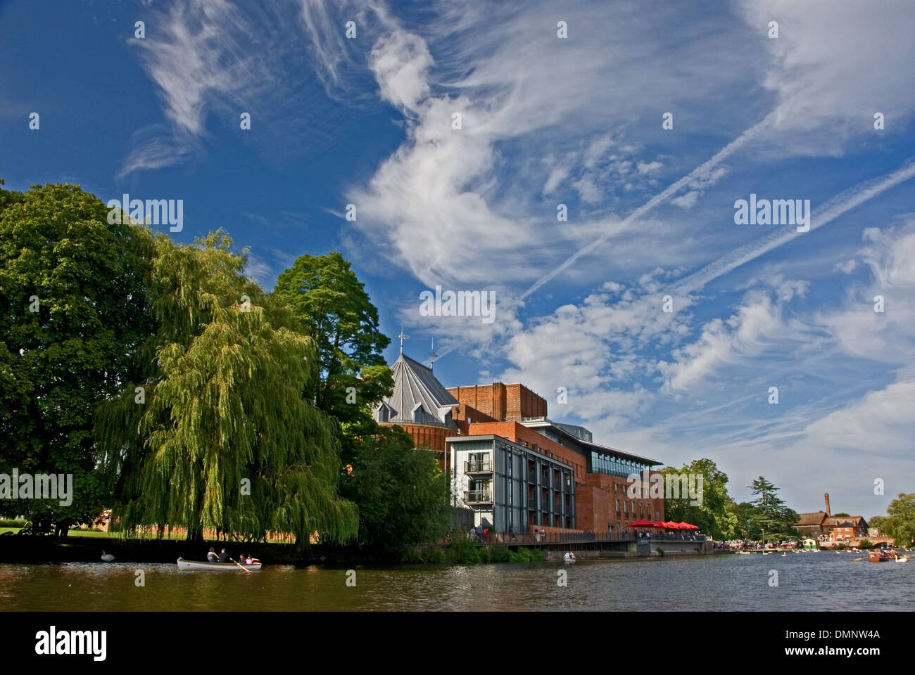 Royal Shakespeare Theatre und Fluss Avon im Herzen von Stratford-upon-Avon, Warwickshire. Stockfoto