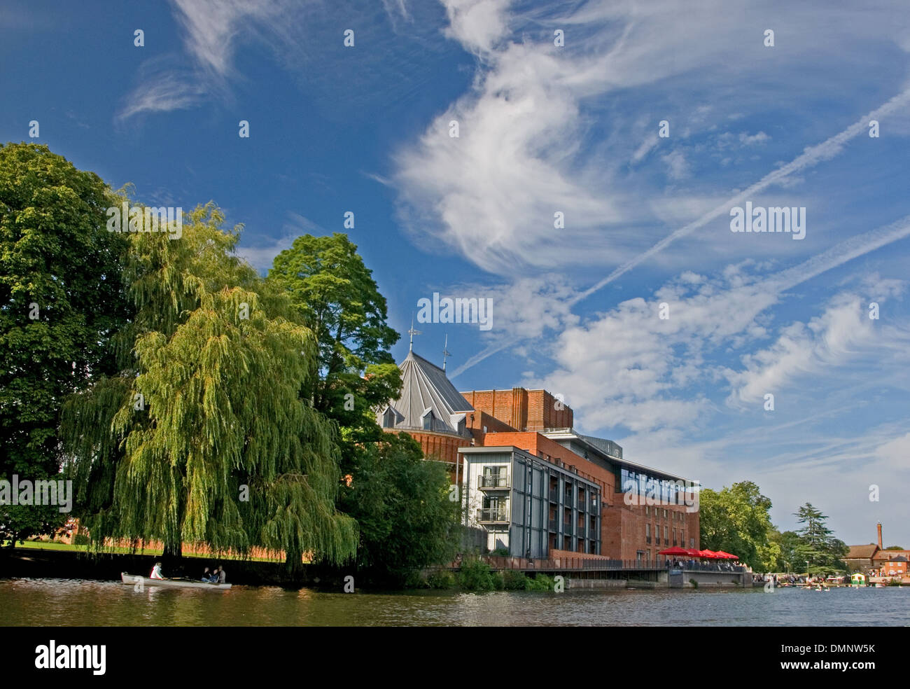 Royal Shakespeare Theatre und Fluss Avon im Herzen von Stratford-upon-Avon, Warwickshire. Stockfoto