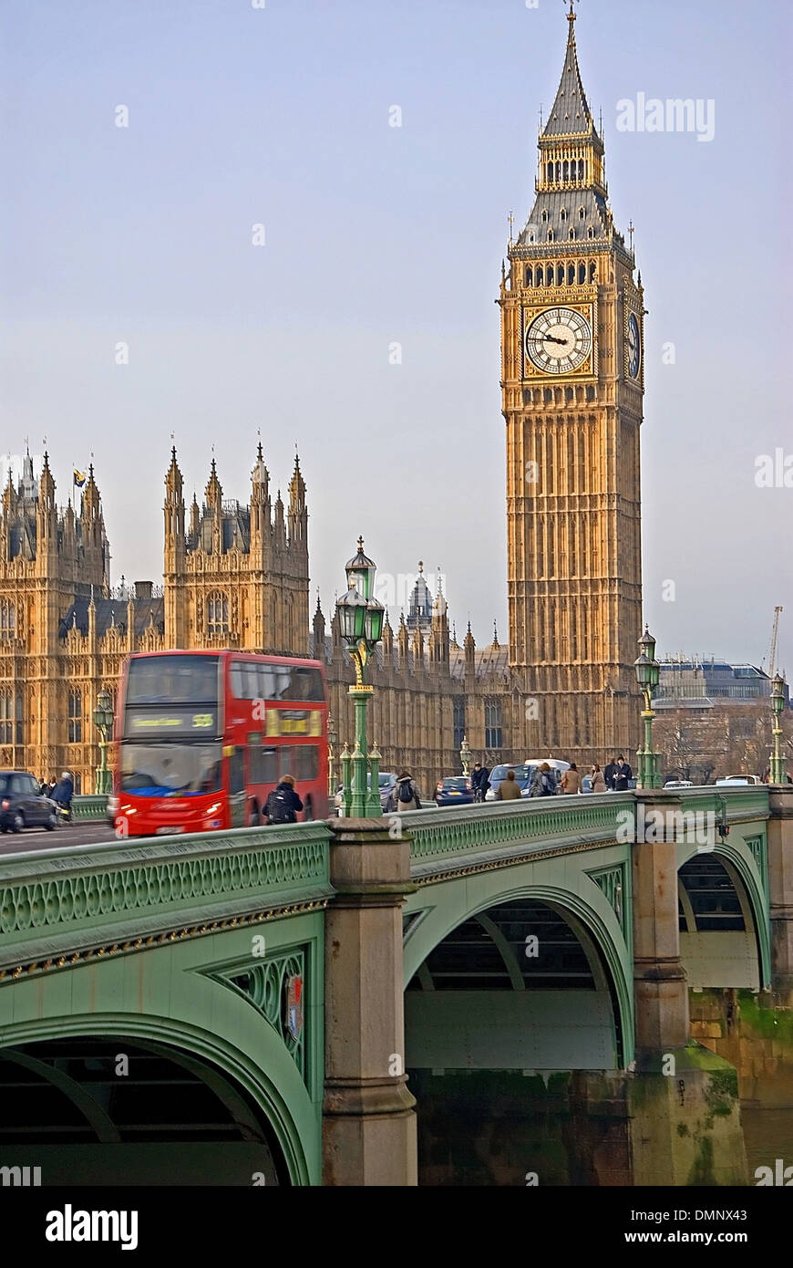 Big Ben, The Palace of Westminster und Themse sind berühmte Reiseziele im Herzen von London. Stockfoto
