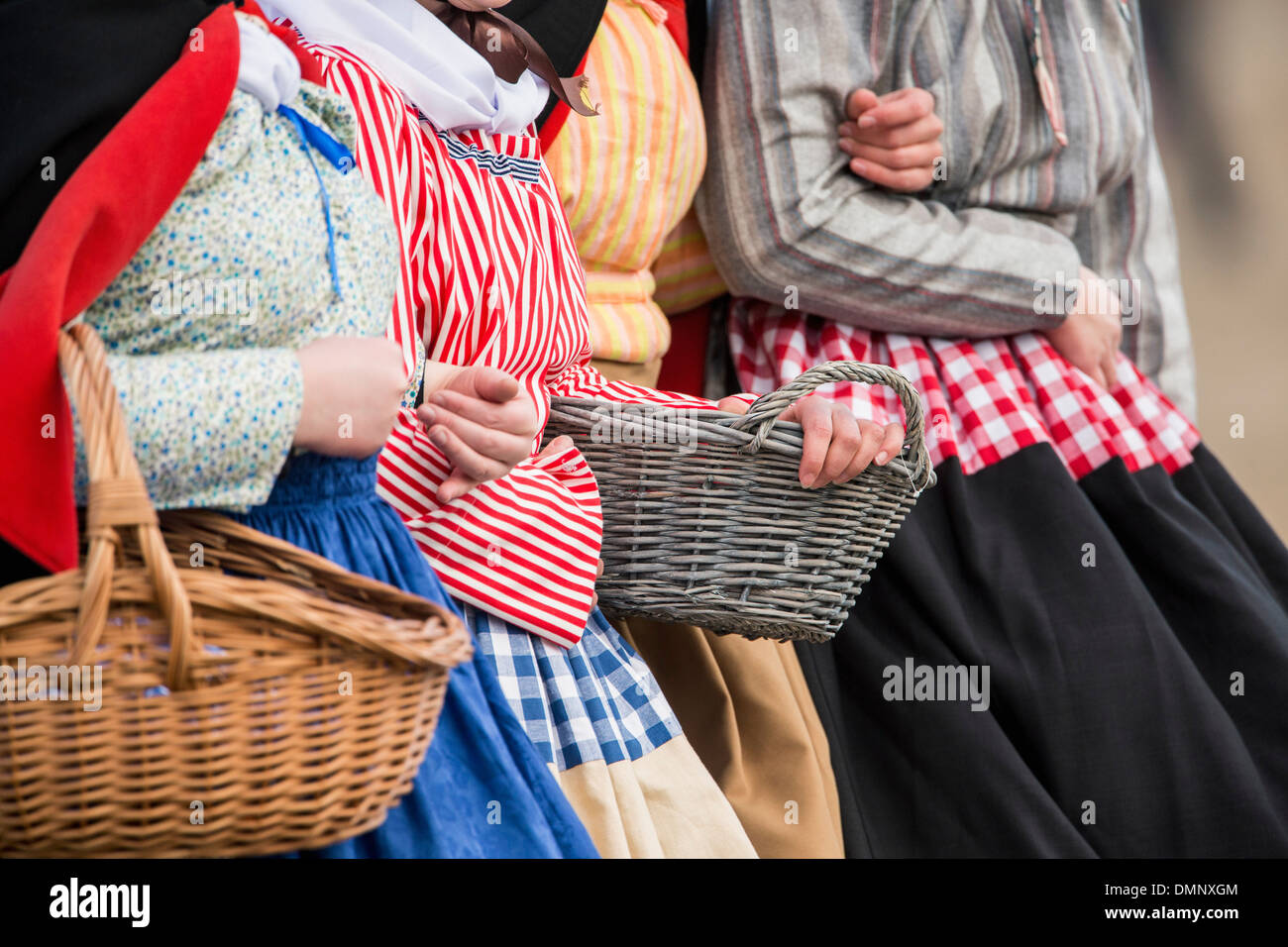 Holland, Scheveningen. Zweihundertjahrfeier. Historischen Landung am Strand von Scheveningen. Fischer und Frauen in traditioneller Tracht Stockfoto