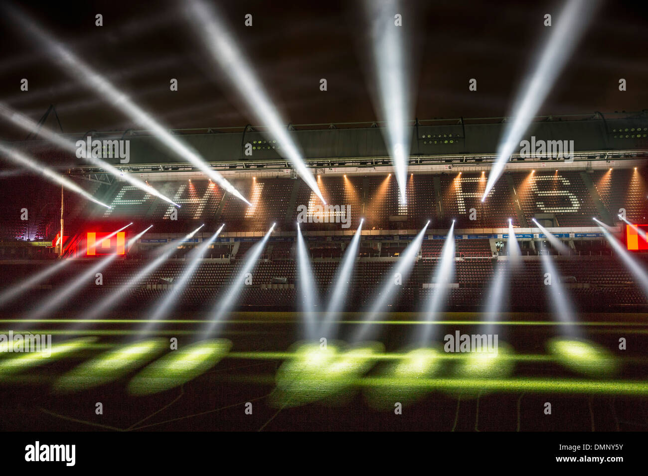 Niederlande, Eindhoven, Lichterfest GLOW 2013 genannt. Projekt Clashlight im Philips PSV Fußballstadion Stockfoto