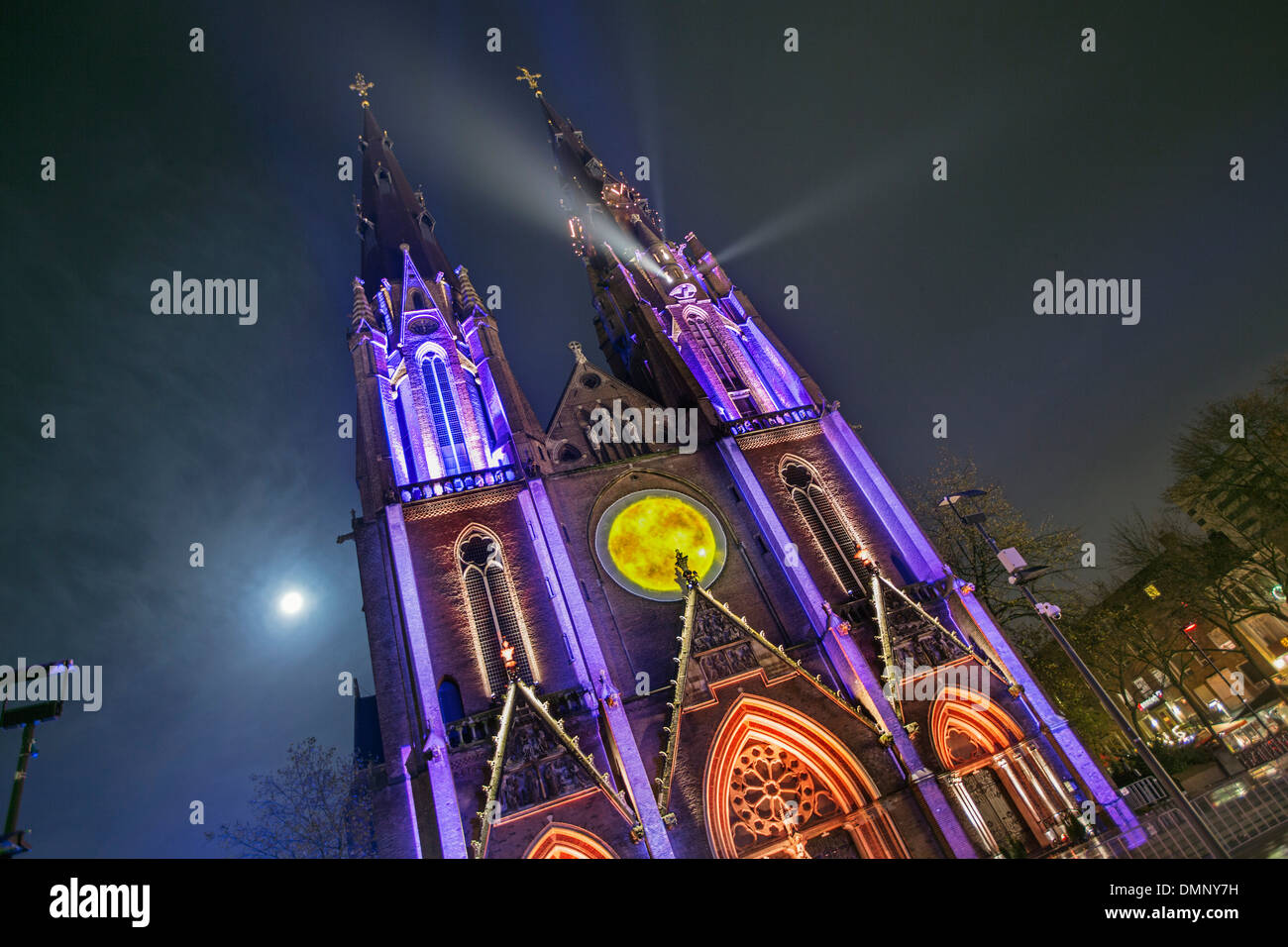 Niederlande, Eindhoven, Lichterfest GLOW 2013 genannt. Projekt das Auge der Zeit vom französischen Künstler Gruppe zehn Coz. Kirche Stockfoto