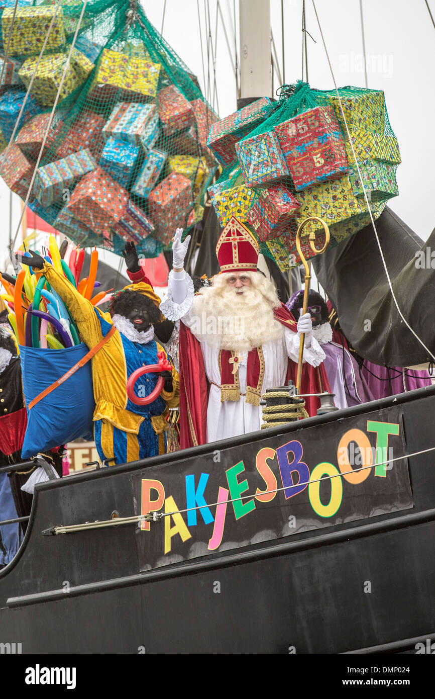 Niederlande, Loosdrecht, Saint Nicholas Vorabend am 5. Dezember. Ankunft des Heiligen mit schwarzen Petes durch Dampfer Stockfoto