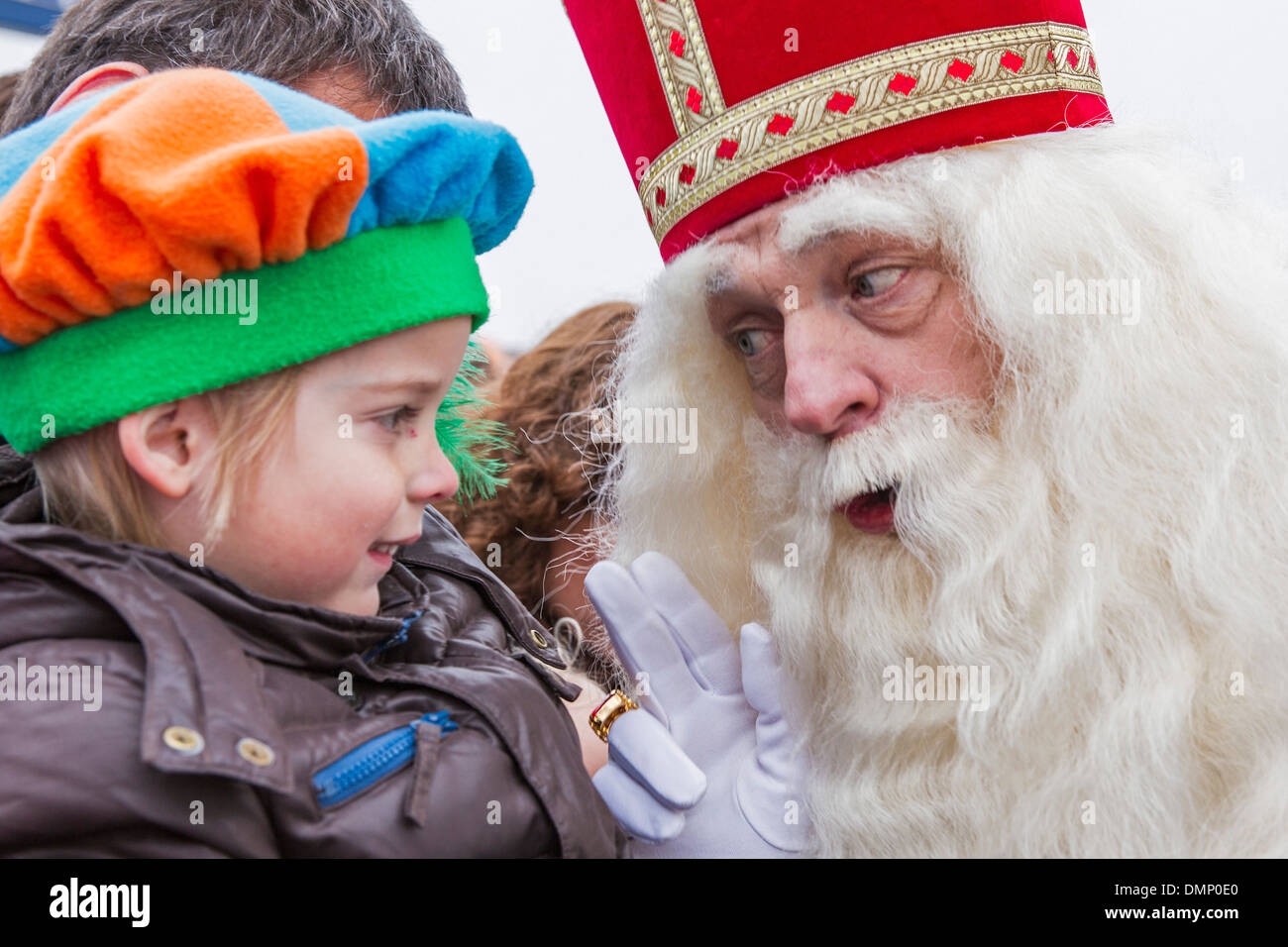 Niederlande, Loosdrecht, Saint Nicholas Vorabend am 5. Dezember. Sinterklaas Gruß Kind Stockfoto