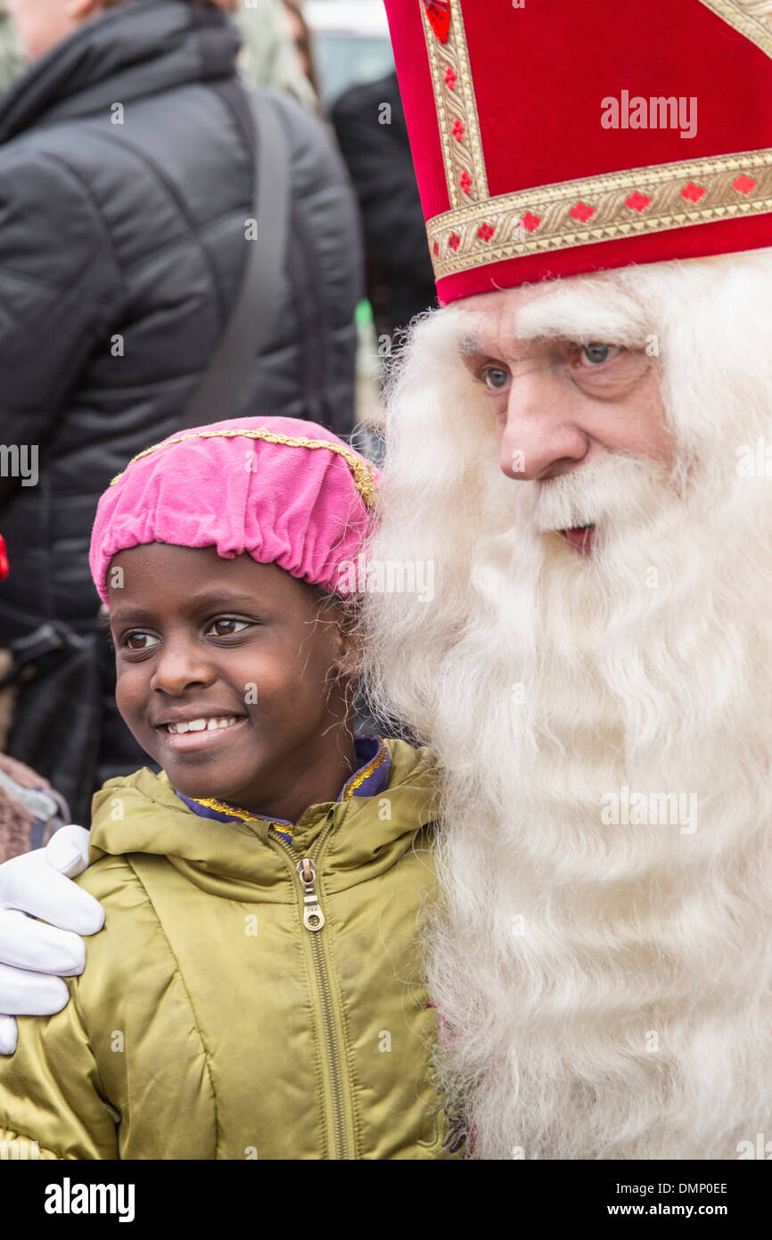 Niederlande, Loosdrecht, Saint Nicholas Vorabend am 5. Dezember. Saint grüßt Kind aus afrikanischen Nachkomme Stockfoto