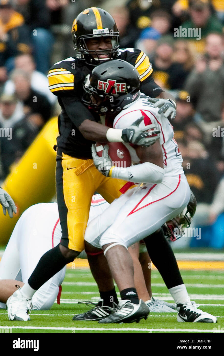 1. Oktober 2009 - Iowa City, Iowa, USA - 3. Oktober 2009: The Hawkeye Marvin McNutt, packt Arkansas Staaten Daylan Walker nach einer Hawkeye Abhören während der Spielaktion in der zweiten Hälfte des NCAA Football-Spiel zwischen dem Staat Arkansas und die Iowa Hawkeyes Kinnick Stadium in Iowa City, IA. (Kredit-Bild: © Louis Brems/Southcreek Global/ZUMApress.com) Stockfoto