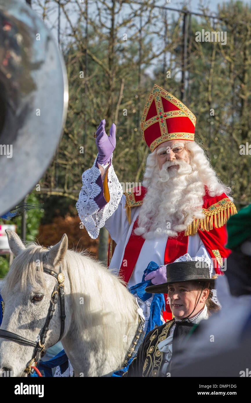 Niederlande, Kortenhoef, Saint Nicholas Vorabend. Saint auf weißem Pferd oder roan und schwarzen Petes machen Sie einen Rundgang durch das Dorf Stockfoto