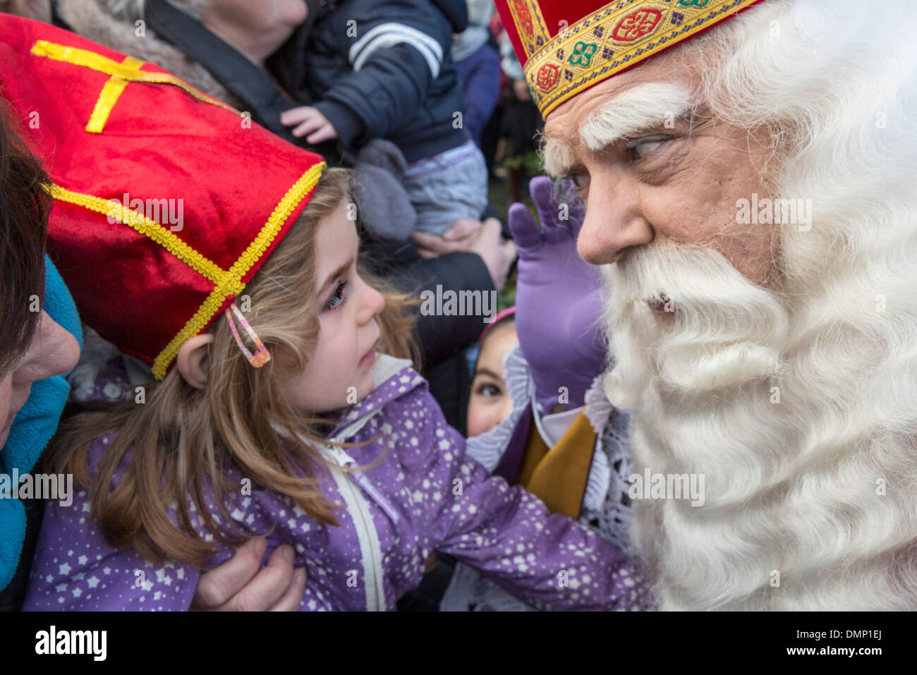 Niederlande, Kortenhoef, Saint Nicholas Vorabend am 5. Dezember. Saint hört aufmerksam zu, was das Kind sagen will Stockfoto