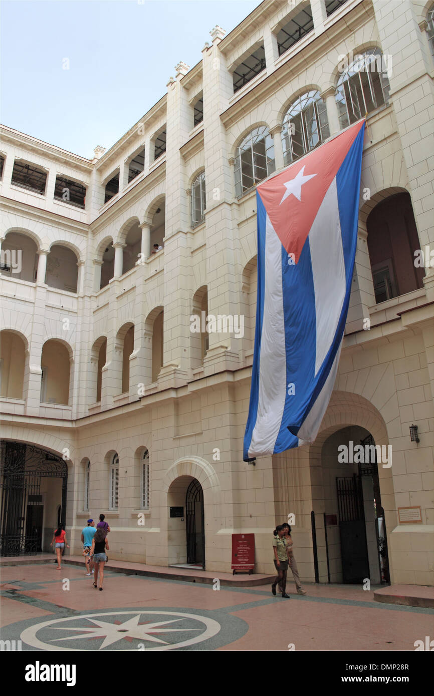 Kubanische Flagge im Museo De La Revolución Hof, Alt-Havanna (La Habana Vieja), Kuba, Karibik, Mittelamerika Stockfoto