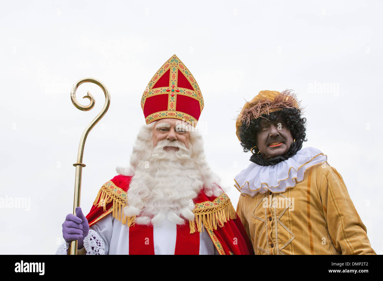 Niederlande,'s-Graveland, Saint Nicholas Vorabend am 5. Dezember. Porträt des Heiligen und Häuptling Black Pete Stockfoto