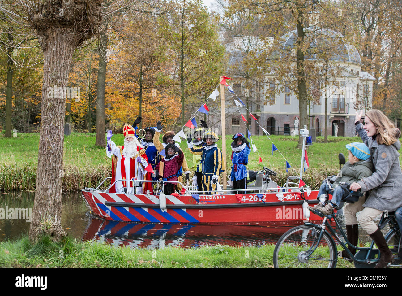 Niederlande,'s-Graveland, Festival des Sinterklaas, jährlich am 5. Dezember gefeiert. Ankunft des Heiligen mit schwarzen Petes per Boot Stockfoto