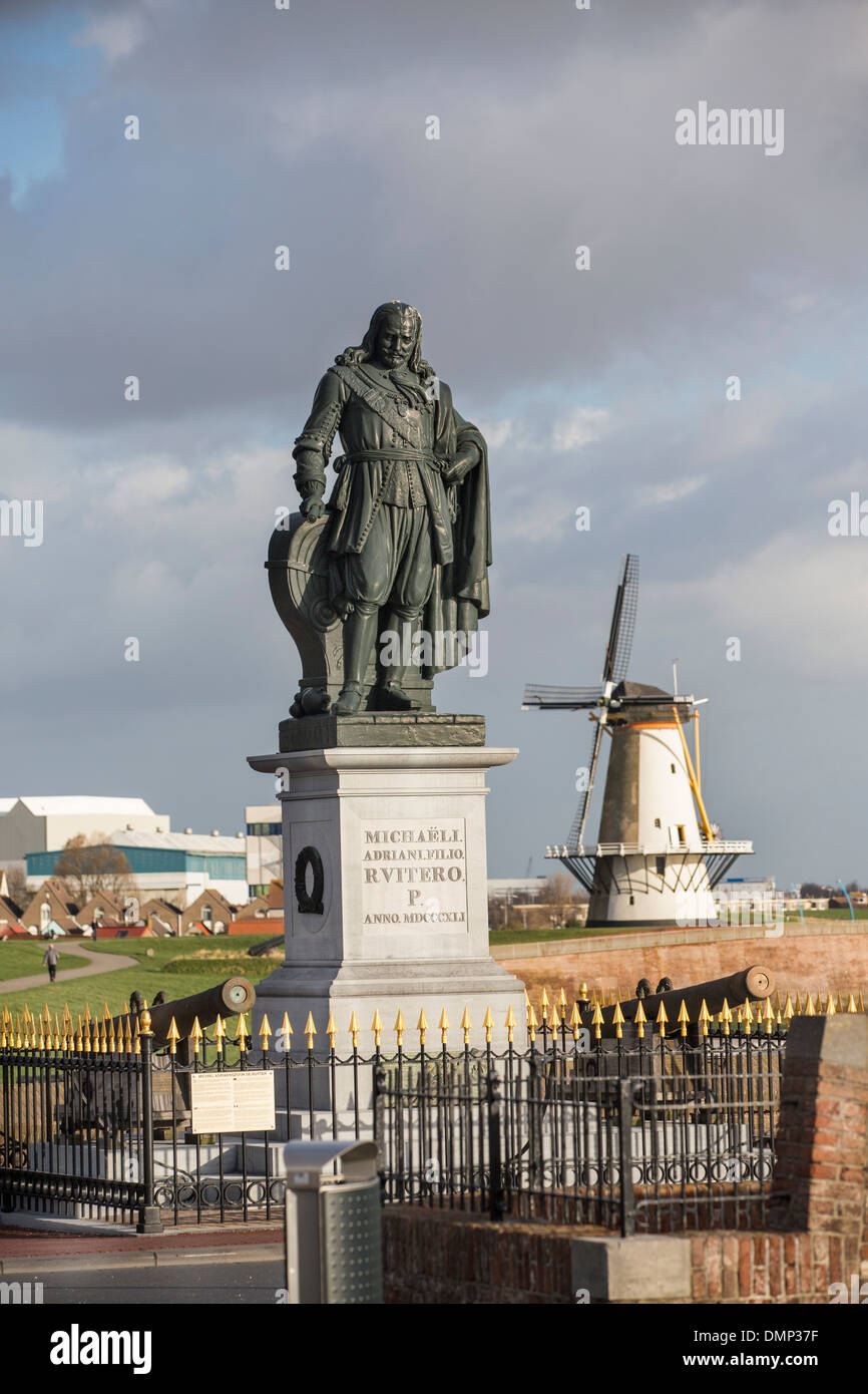 Niederlande, Vlissingen, Statue von Michiel Adriaenszoon de Ruyter, qualifizierte Admirale in der niederländischen Geschichte. Hintergrund-Windmühle Stockfoto