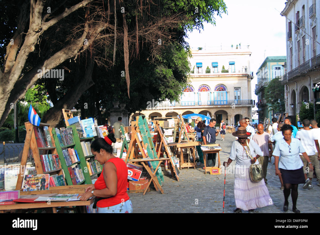 Buchen Sie Ständen auf der Plaza de Armas, die Altstadt von Havanna (La Habana Vieja), Kuba, Karibik, Mittelamerika Stockfoto