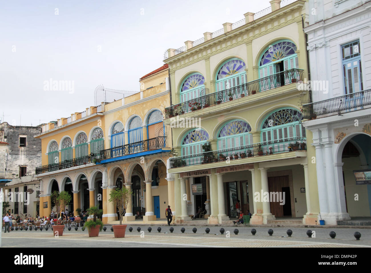 Restaurierte Kolonialbauten, Plaza Vieja, Alt-Havanna (La Habana Vieja), Kuba, Karibik, Mittelamerika Stockfoto