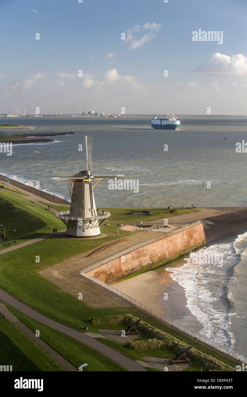 Niederlande, Vlissingen, Luftaufnahme vom Arsenaal Turm auf Windmühle, Industriegebiet und Fluss genannt Westerschelde. RORO-Schiff Stockfoto