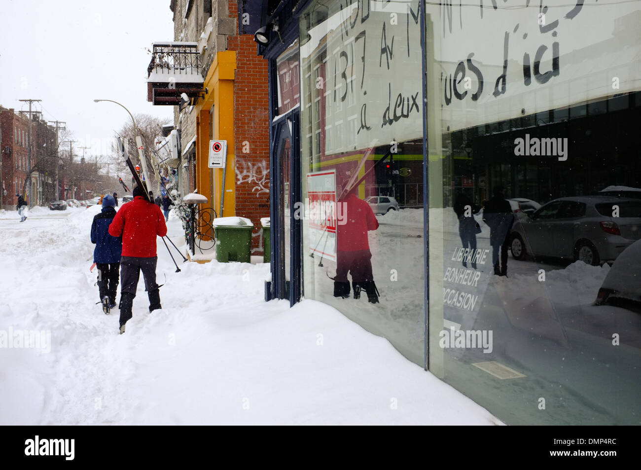 Menschen zu Fuß durch die Innenstadt von Montreal mit ihrer Langlauf-Ski. Stockfoto