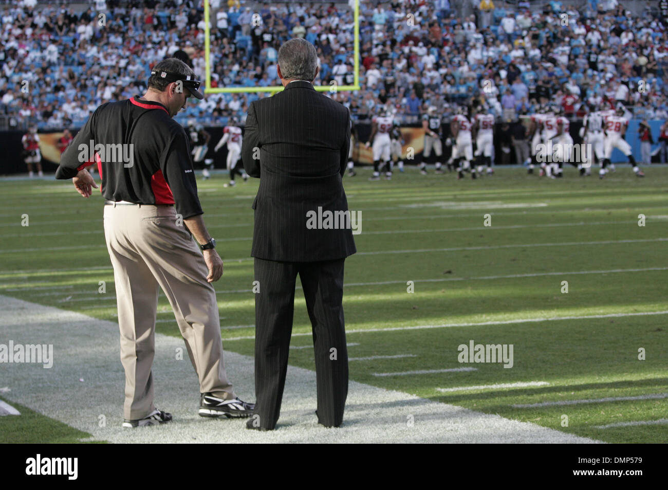 15. November 2009 - Charlotte, North Carolina, USA - 15. November 2009: Atlanta Assistan Spezialteams Trainer Eric Sutulovich erklärt Inhaber Arthur Blank wie Atlanta Falcons PK Jason Elam #1 verpasste ein Field Goal, der Atlanta an die Spitze gesetzt haben würde. Die Carolina Panthers gegen die Atlanta Falcons 28-19 beim Bank of America Stadium in Charlotte, North Carolina. (Kredit-Bild: © Mar Stockfoto