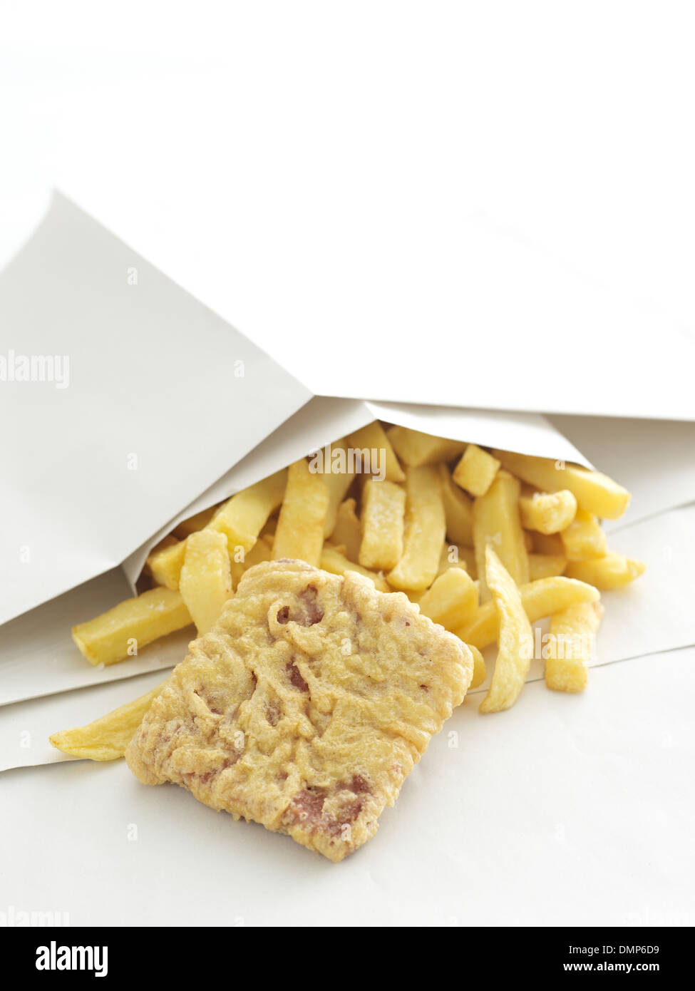 Bier Teig Fleisch Chips Imbiss Papier wickeln Salz Stockfoto
