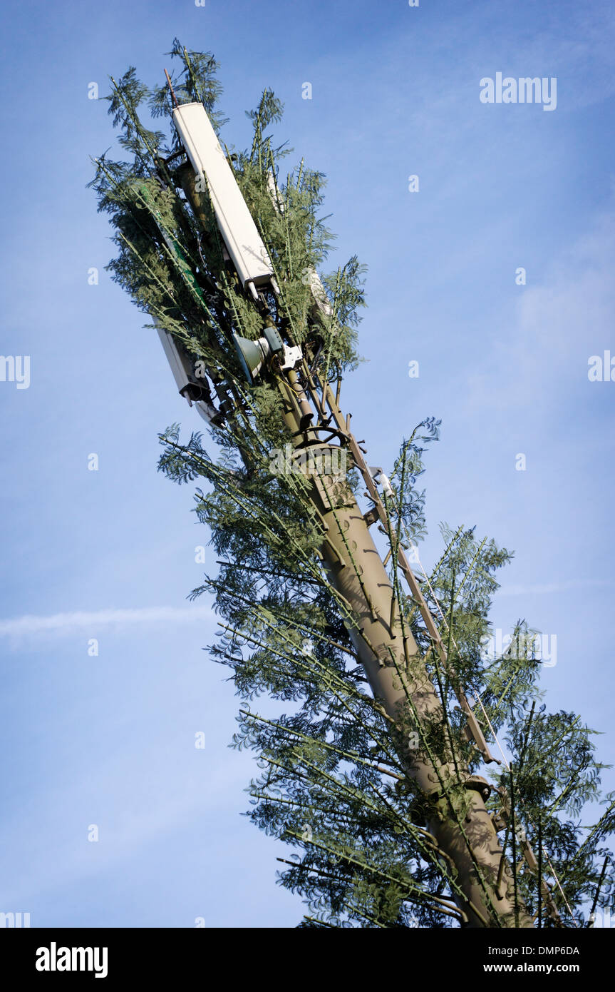 Mobilfunkmast - Handy-Antennenmast als Baum verkleidet Stockfoto