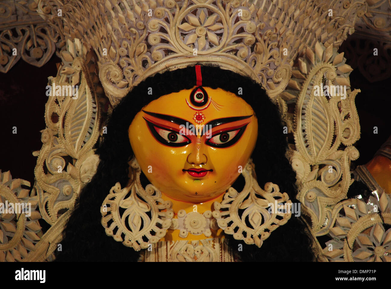 Nahaufnahme der Göttin Durga, indische Gottheit während Durga Puja in Neu-Delhi. Stockfoto