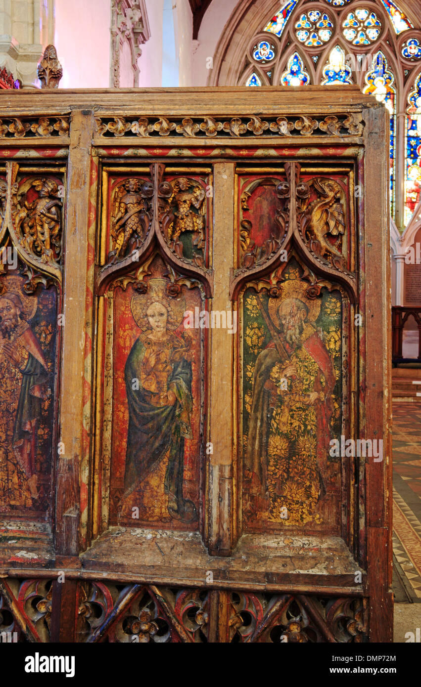 Panel-Details der Lettner in der Pfarrkirche St. Mary Jungfrau im Norden Elmham, Norfolk, England, Vereinigtes Königreich. Stockfoto
