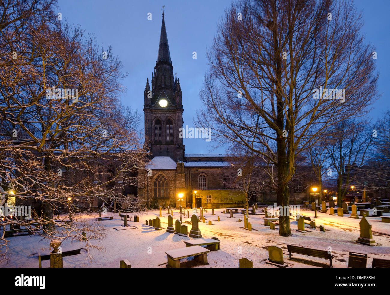 frostigen Flutlicht Schnee kalt Kirk der St. Nikolaus-Kirche Stockfoto