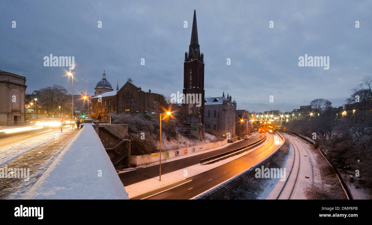 St. Nikolaus Kirche union Terrasse Schnee Sonnenuntergang Straße Stockfoto