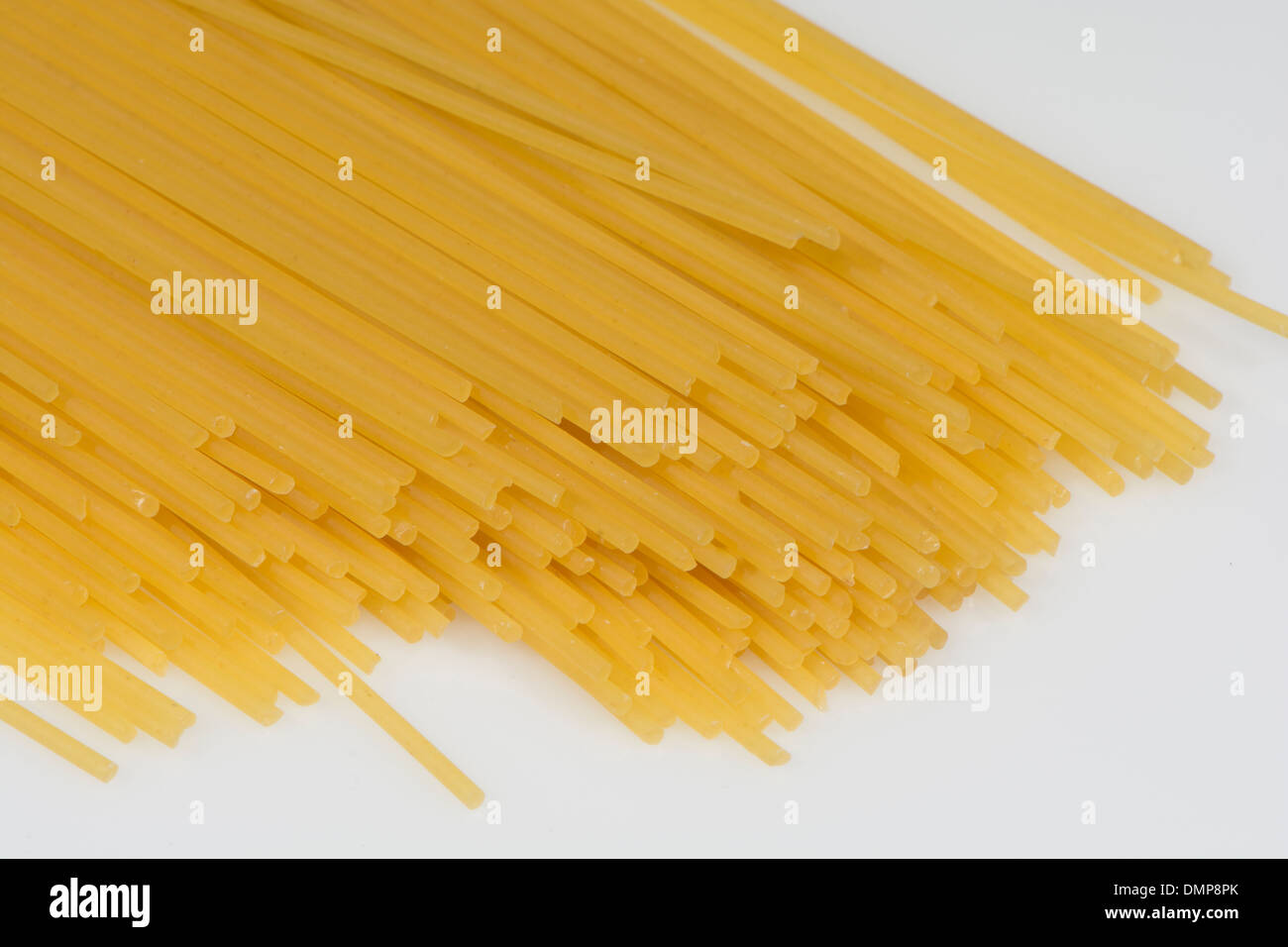 Getrocknete Spaghetti isoliert auf einem weißen Studio-Hintergrund Stockfoto