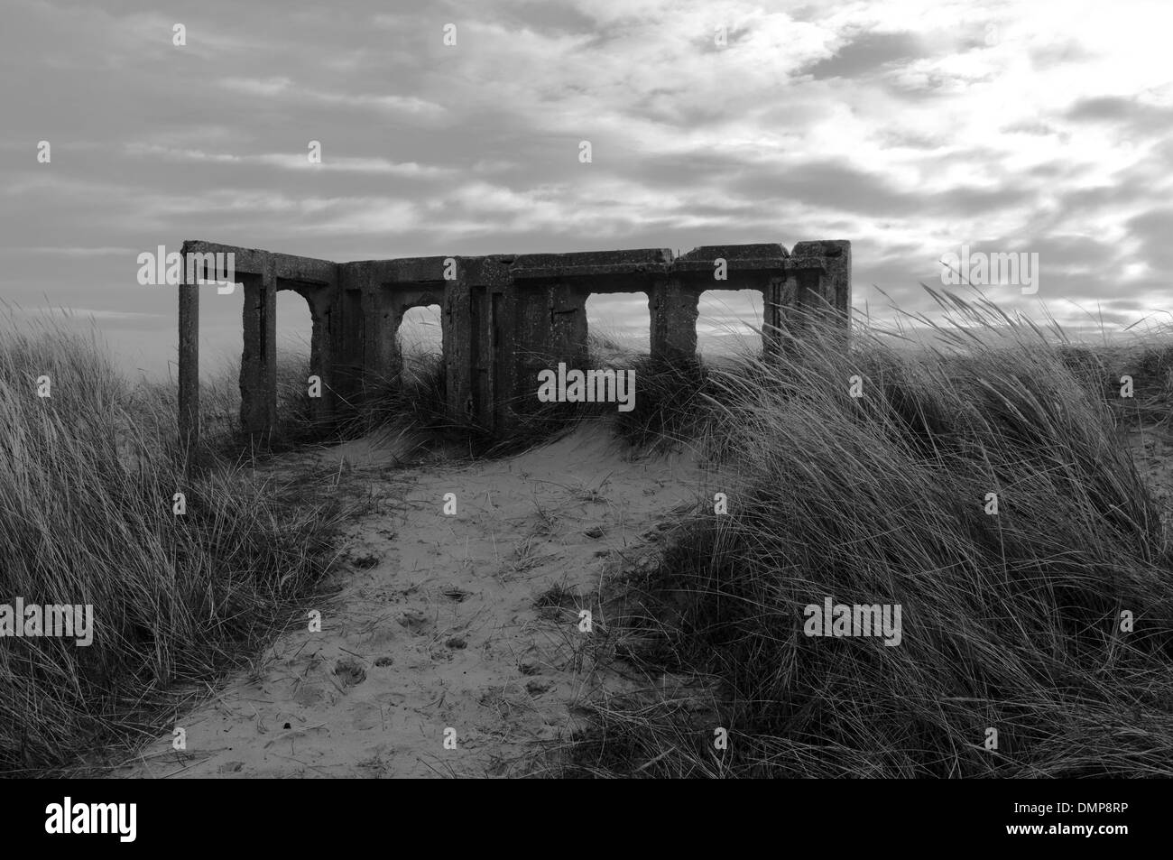 WW2 konkrete Pillbox Ruinen auf Sanddünen am Winterton-on-Sea, Norfolk, England Stockfoto