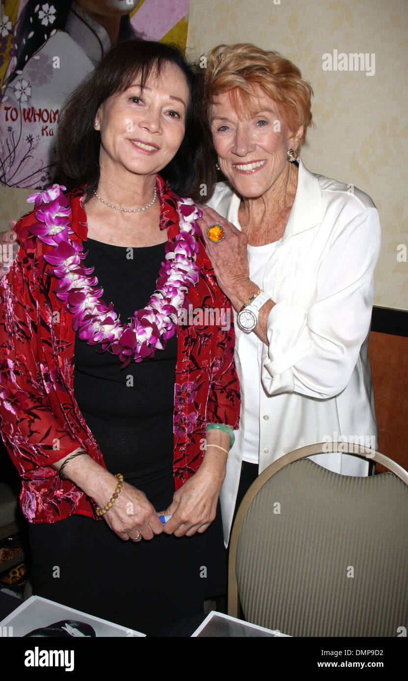 Nancy Kwan Jeanne Cooper in "Hollywood Show" im Marriott Burbank Convention Center Los Angeles Kalifornien - 04.08.12 statt Stockfoto
