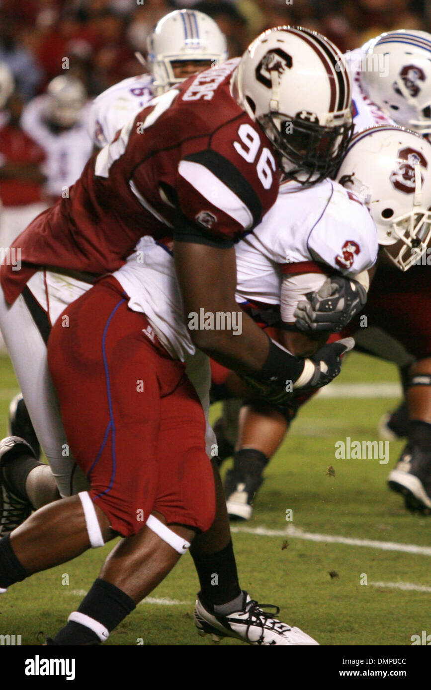 4. Oktober 2009 - Columbia, South Carolina, USA - 26. September 2009: South Carolina defensive End Clifton Geathers stoppt South Carolina State Runningback William Ford für eine Niederlage am zweiten nach unten. (Kredit-Bild: © Frankie Gatter/Southcreek Global/ZUMApress.com) Stockfoto