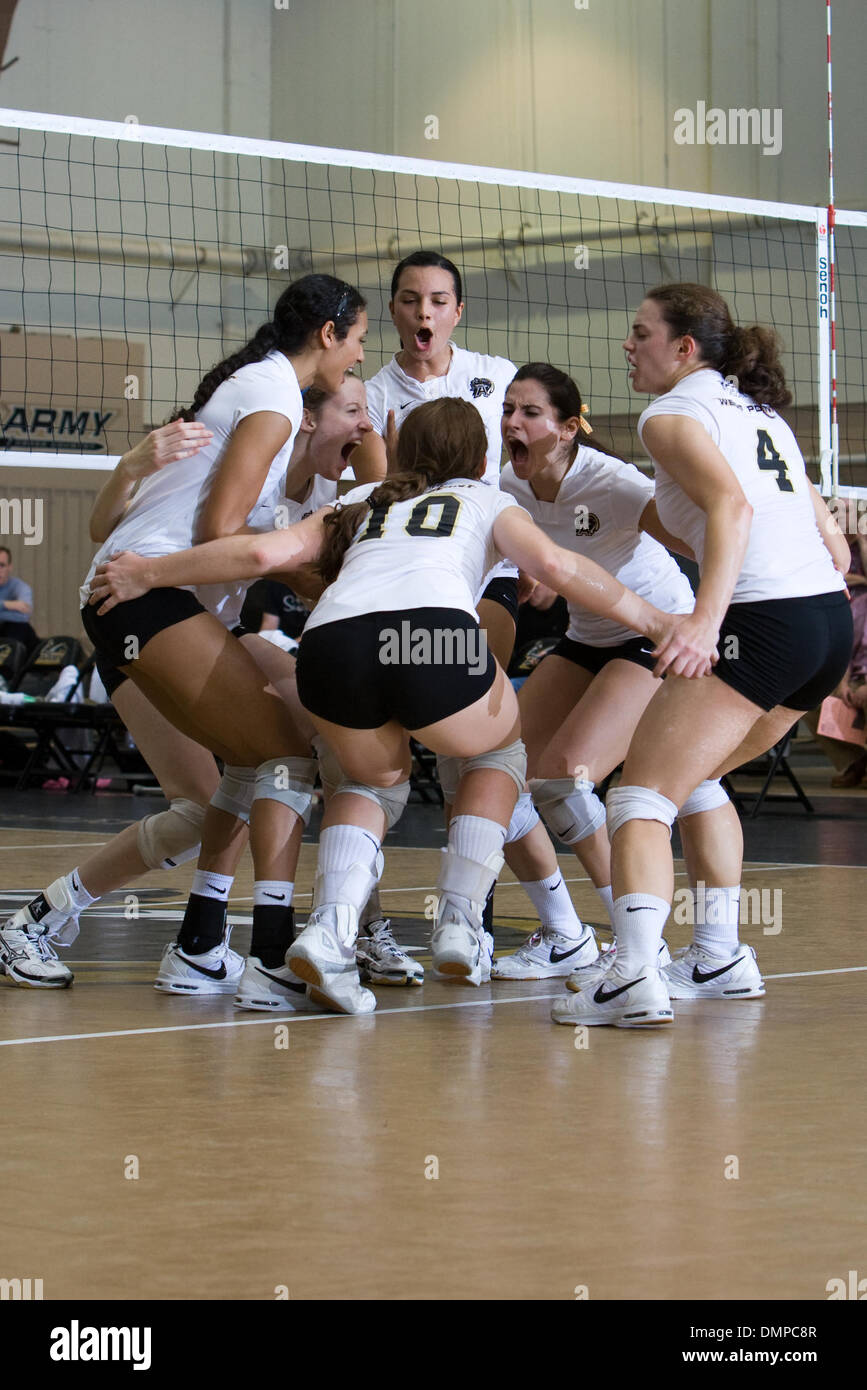 31. Oktober 2009 - West Point, New York, USA - 31. Oktober 2009: Armee-Volleyballer feiern einen Punkt während der Spielaktion. Army Black Knights-Volleyball-Team erweitert seine Siegesserie auf 14 Spiele mit einem 3: 0-Sweep der Heiligen Kreuz Kreuzritter an Halloween bei Gillis Field House in West Point, New York.  Obligatorische Photo Credit: Alex Cena / Southcreek Global (Kredit-Bild: © Alex Cena/S Stockfoto