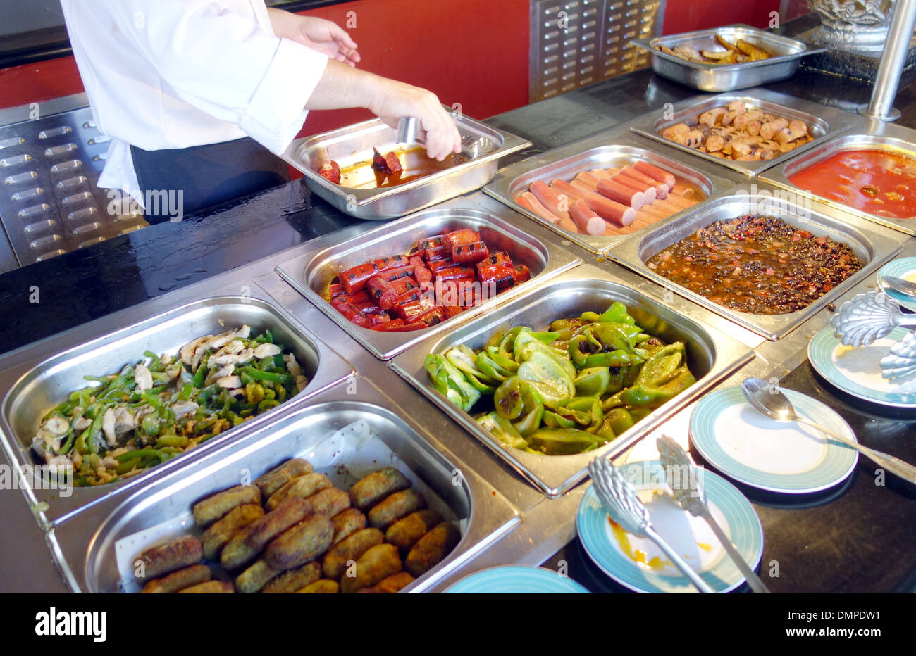 Auswahl an Speisen bei einem all-you kann Essen Buffet-Restaurant in Varadero, Kuba Stockfoto
