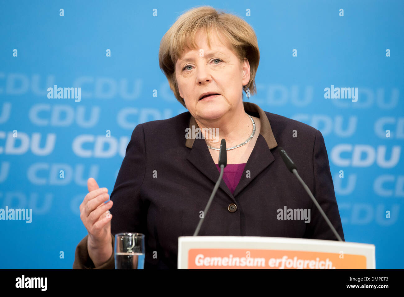 Berlin, Deutschland. 15. Dezember 2013. CDU-Pressekonferenz mit Angela Merkel, Bundeskanzlerin und CDU-Vorsitzende in der Zentrale der CDU in Berlin. / Foto: Angela Merkel, Bundeskanzlerin und CDU-Vorsitzende. Bildnachweis: Reynaldo Paganelli/NurPhoto/ZUMAPRESS.com/Alamy Live-Nachrichten Stockfoto