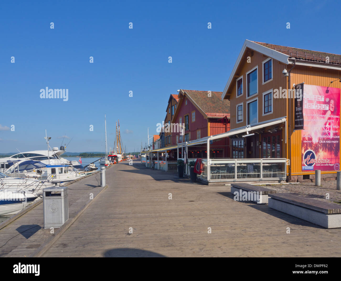 Alten Lagerhäuser umgebaut, Restaurants und private Boote in der norwegischen Stadt Tønsberg, ein Sommer am Meer-Urlaubsziel Stockfoto