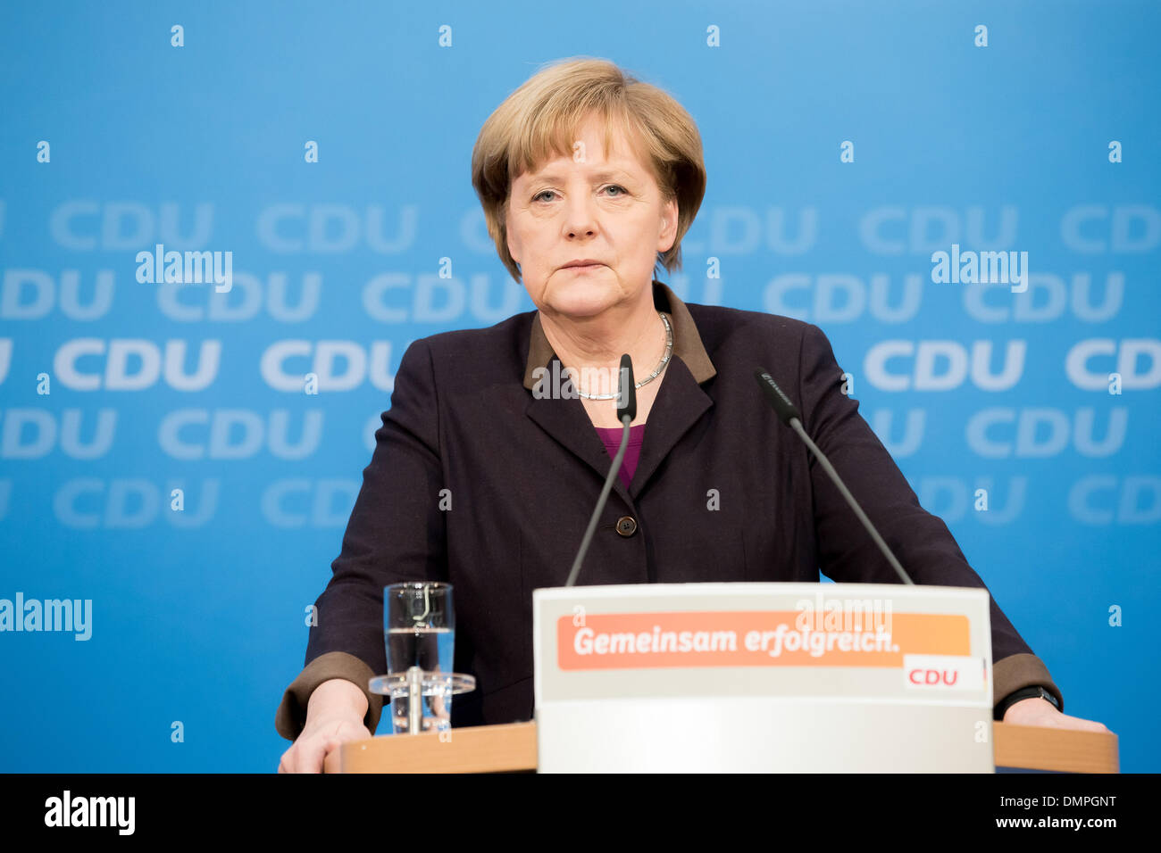 Berlin, Deutschland. 15. Dezember 2013. CDU-Pressekonferenz mit Angela Merkel, Bundeskanzlerin und CDU-Vorsitzende in der Zentrale der CDU in Berlin. / Foto: Angela Merkel, Bundeskanzlerin und CDU-Vorsitzende. Bildnachweis: Reynaldo Paganelli/NurPhoto/ZUMAPRESS.com/Alamy Live-Nachrichten Stockfoto