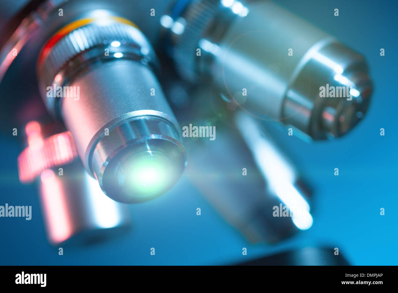 Mikroskop-Objektiv mit einem Strahl von grünes Licht Stockfoto