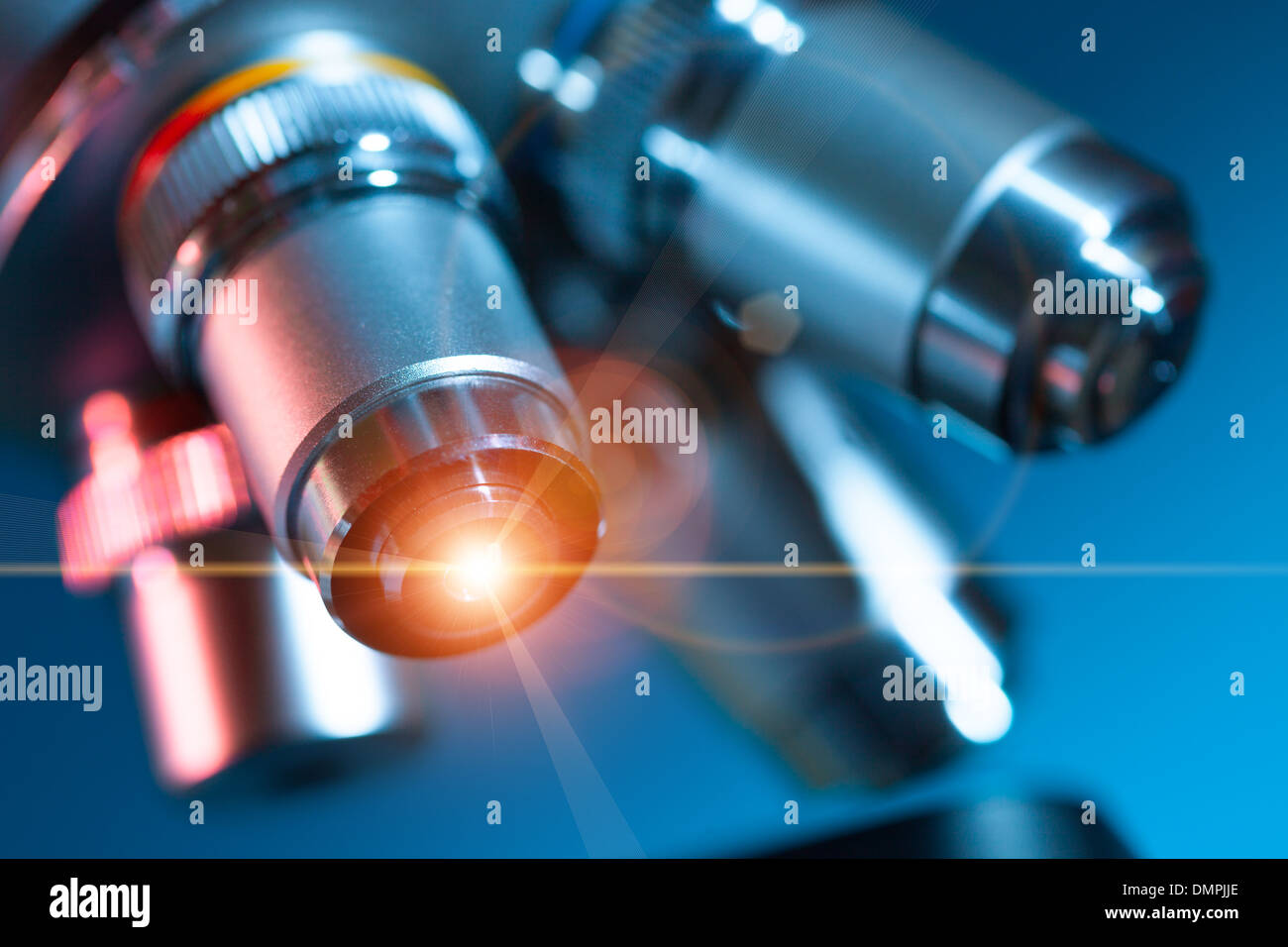 Mikroskop-Objektiv mit einem Strahl von grünes Licht Stockfoto