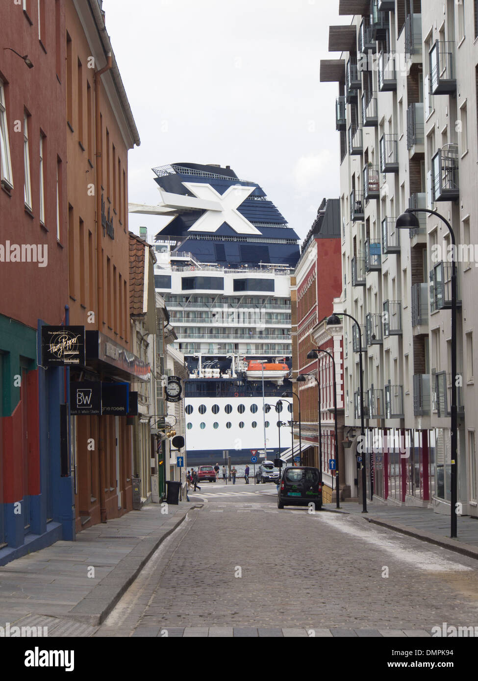 Hafen von Stavanger Norwegen, niedrigen Häusern in der zentralen Einkaufsmeile überwältigt mit Kreuzfahrtschiffen im Sommer Stockfoto