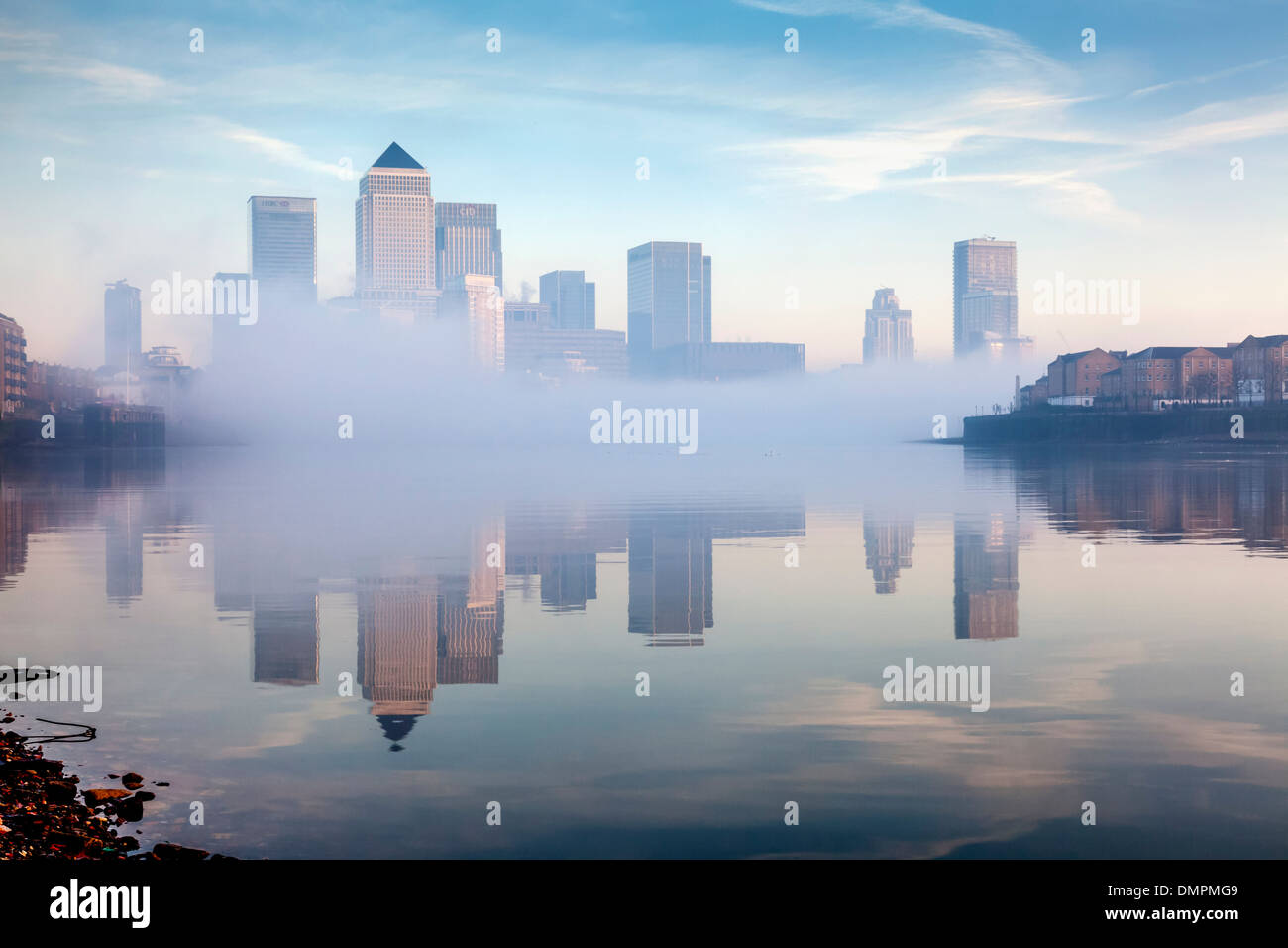 Canary Wharf Bankenviertel durch den Nebel, London, England Stockfoto