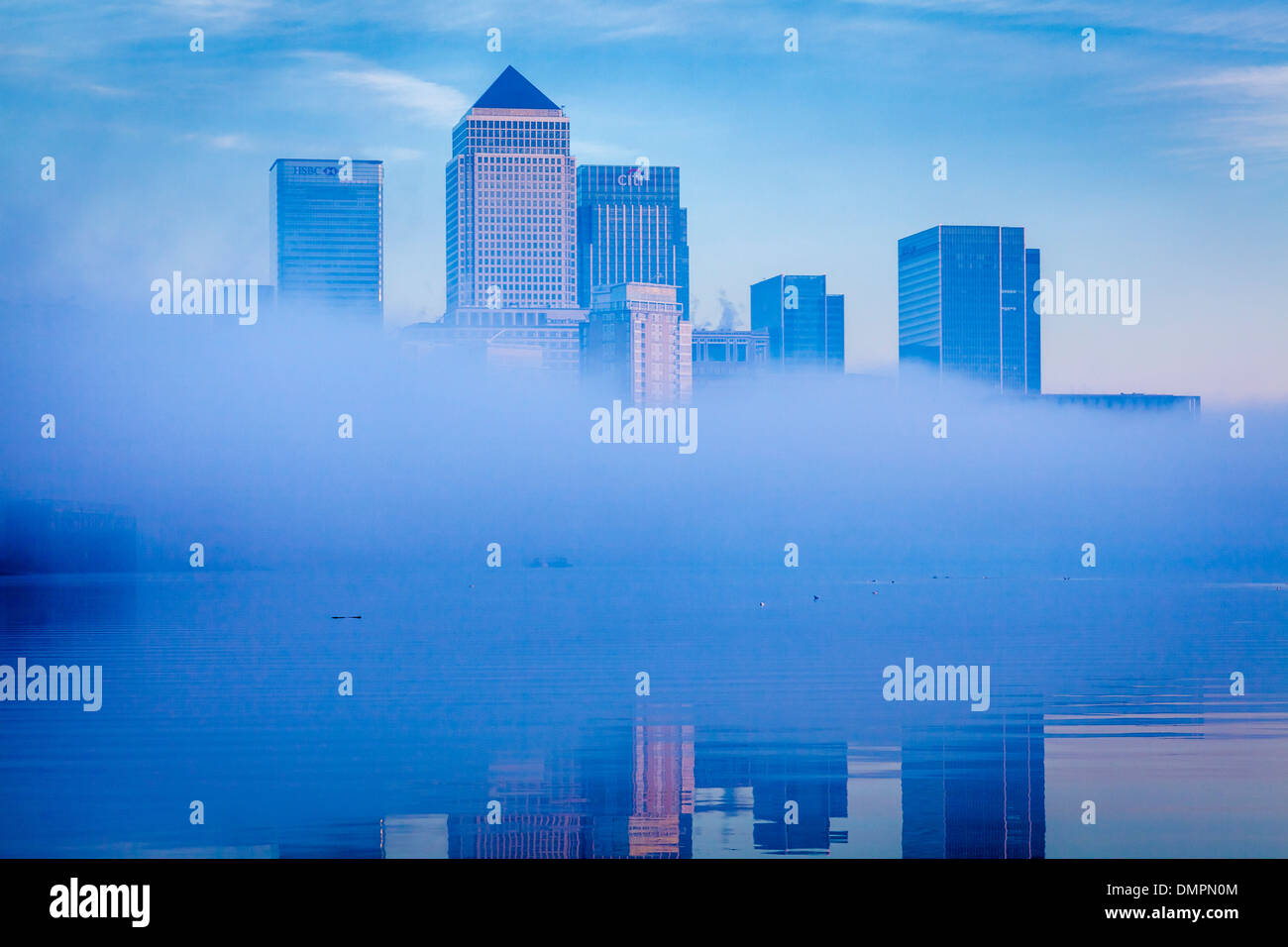 Canary Wharf Bankenviertel durch den Nebel, London, England Stockfoto