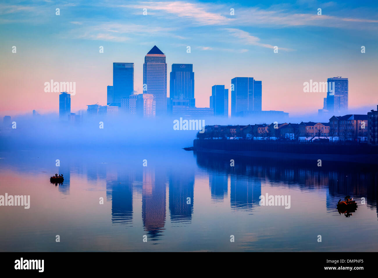 Canary Wharf Bankenviertel durch den Nebel, London, England Stockfoto