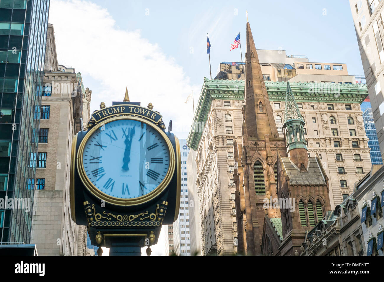 Trump Tower Clock mit fünften Avenue Presbyterian Church-Turm im Hintergrund Stockfoto