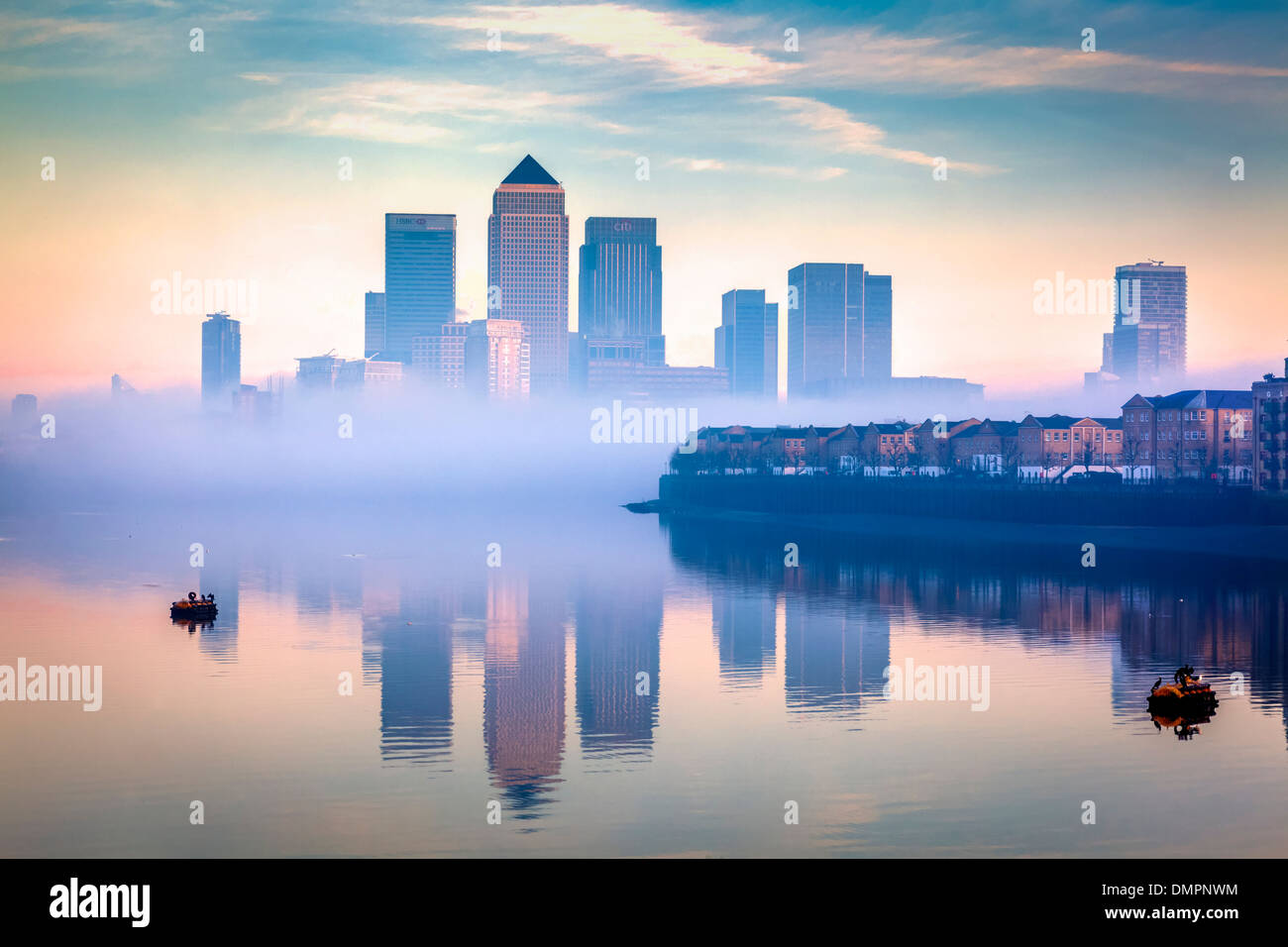 Canary Wharf Bankenviertel durch den Nebel, London, England Stockfoto