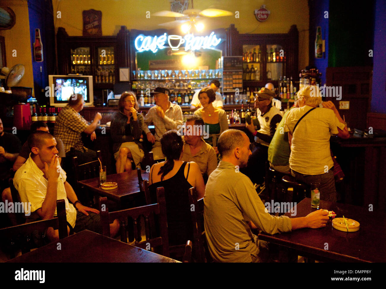 Menschen Trinken In Der Nacht Im Inneren Des Cafe Paris Bar Havanna Kuba Karibik Beispiel Der Kubanischen Kultur Stockfotografie Alamy
