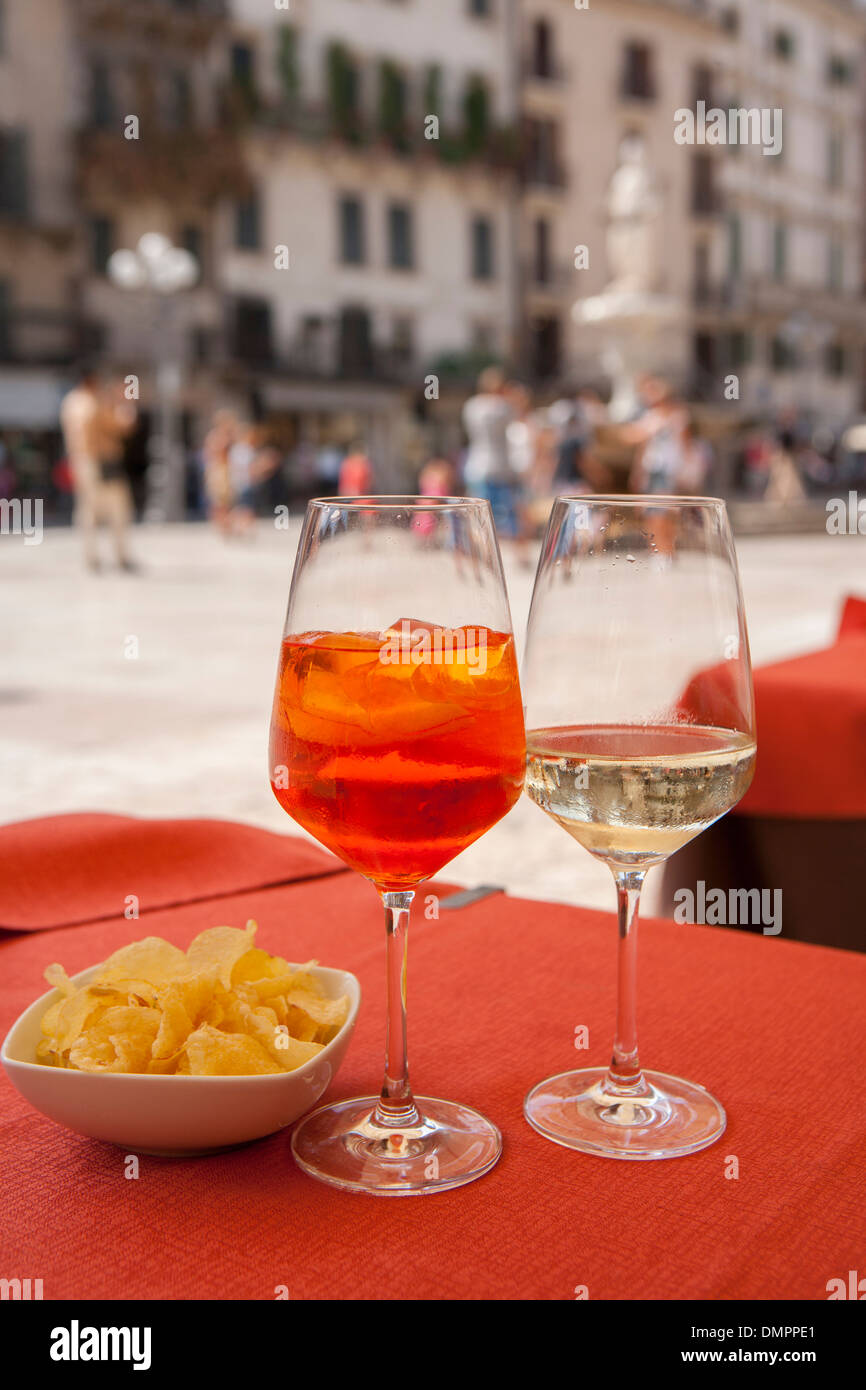 Aperitif zu trinken, im italienischen Platz Stockfoto