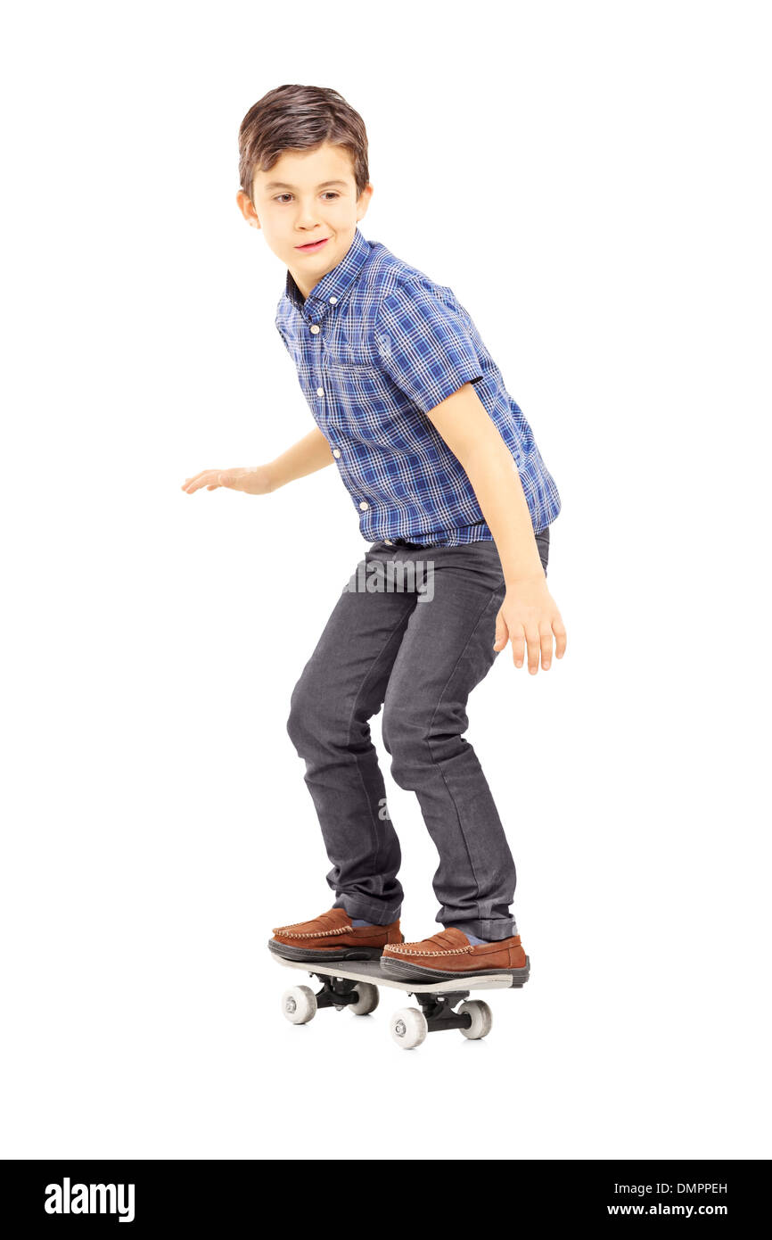 In voller Länge Portrait eines niedlichen kleinen Jungen eine Skateboard fahren Stockfoto