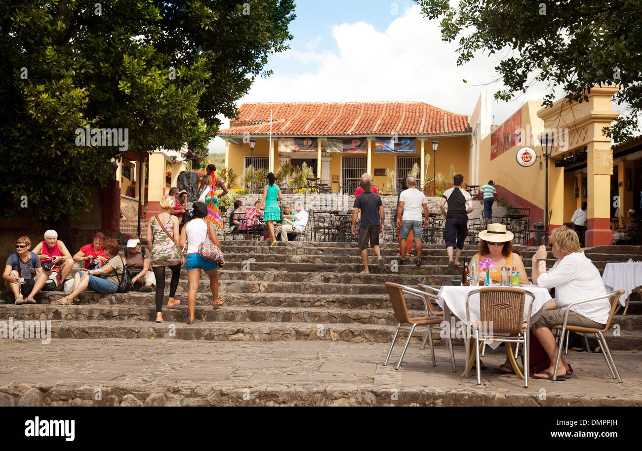 Touristen und lokalen kubanischen Volk in einer Bar Trinidad Stadt Zentrum, Kuba, Karibik, West Indies Stockfoto