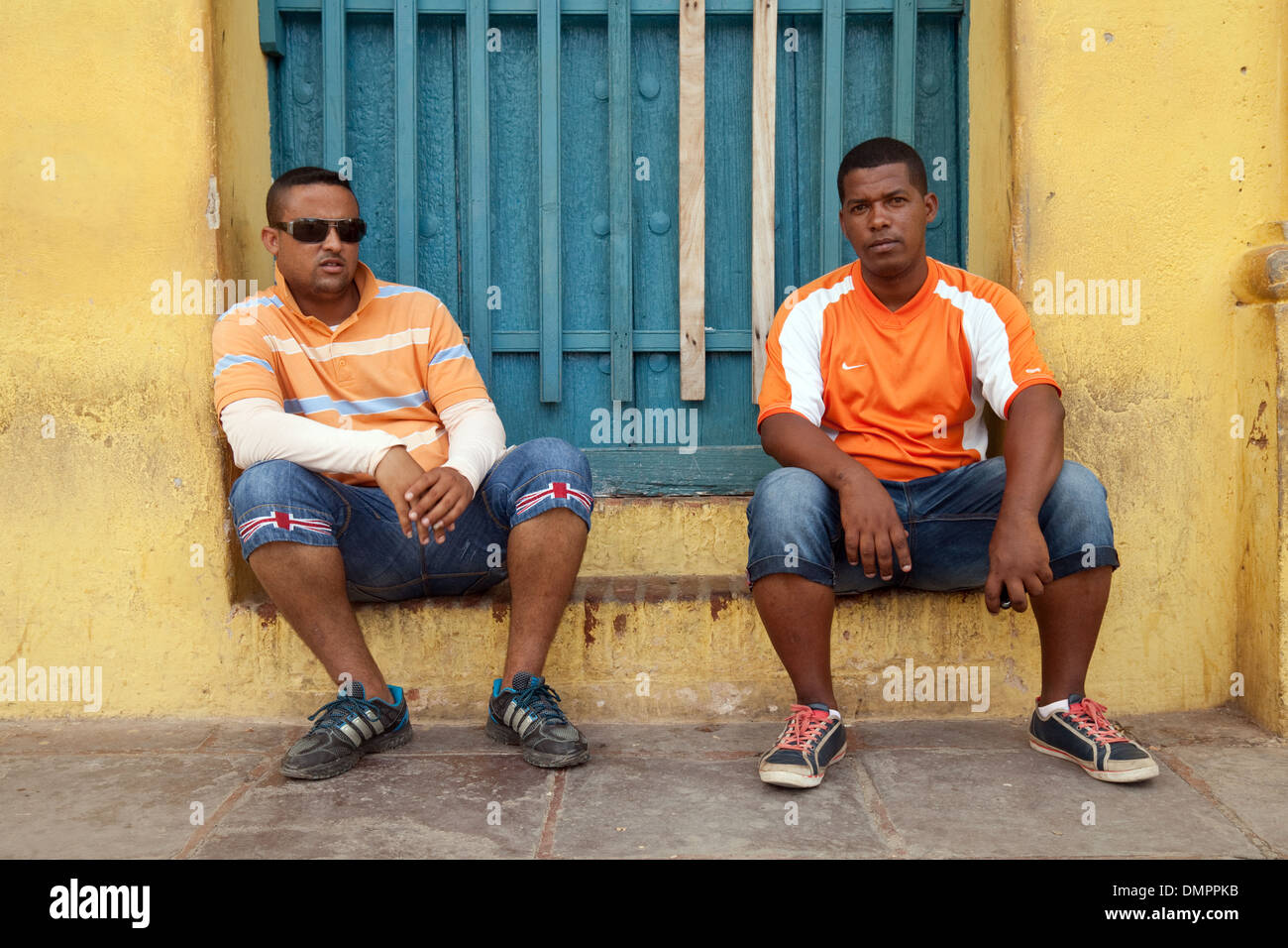 Zwei junge Männer sitzen in einer Tür, Trinidad, Kuba, Karibik, Lateinamerika Stockfoto